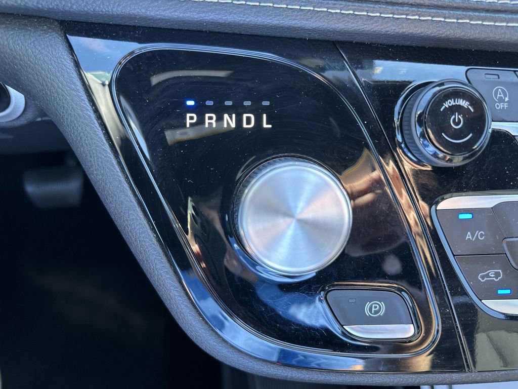 Used 2023 Chrysler Pacifica Touring FWD image 25