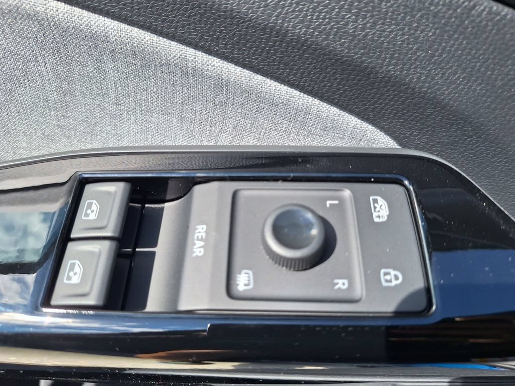 New 2025 Volkswagen ID.4 Pro AWD/4WD image 18