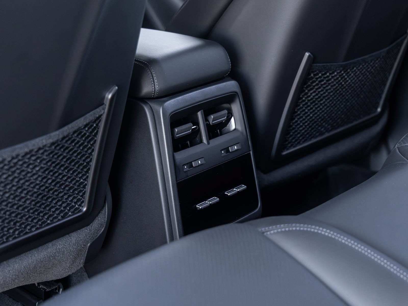Certified 2025 Porsche Macan Electric RWD image 37