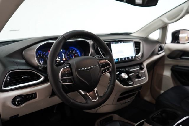 Used 2024 Chrysler Pacifica Touring-L image 17