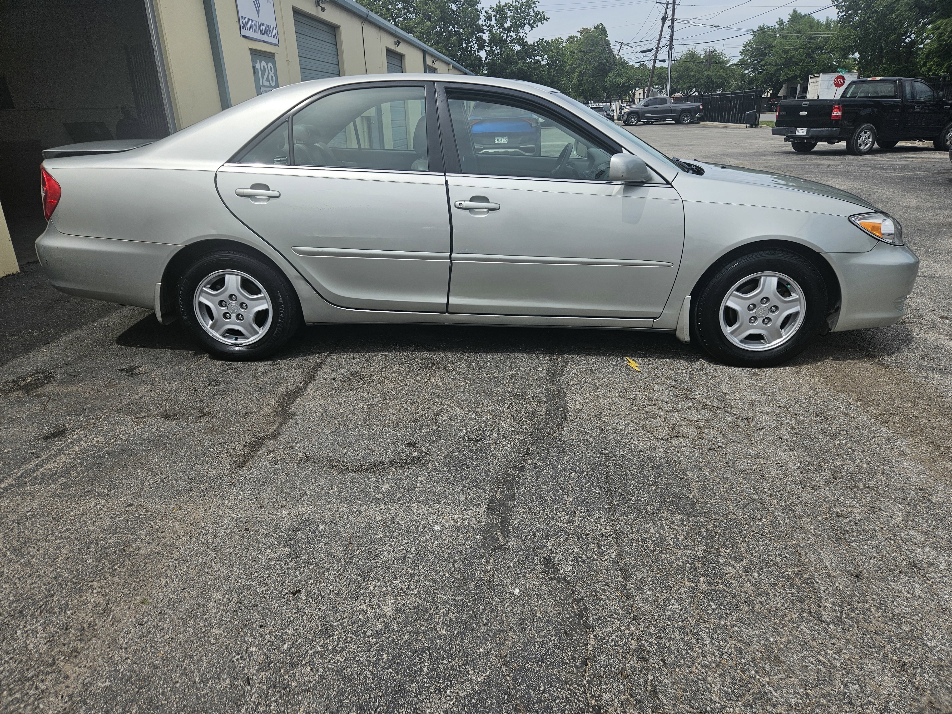 Used 2002 Toyota Camry LE FWD image 4