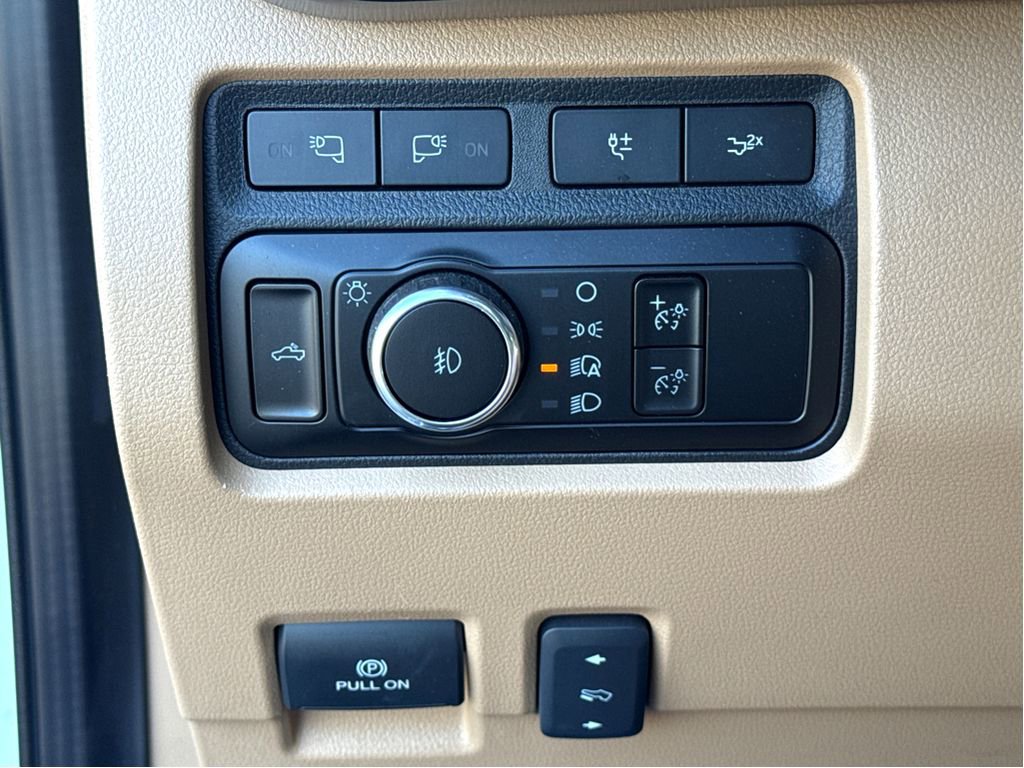 Used 2023 Ford F350 Lariat w/ Lariat Ultimate Package AWD/4WD image 12