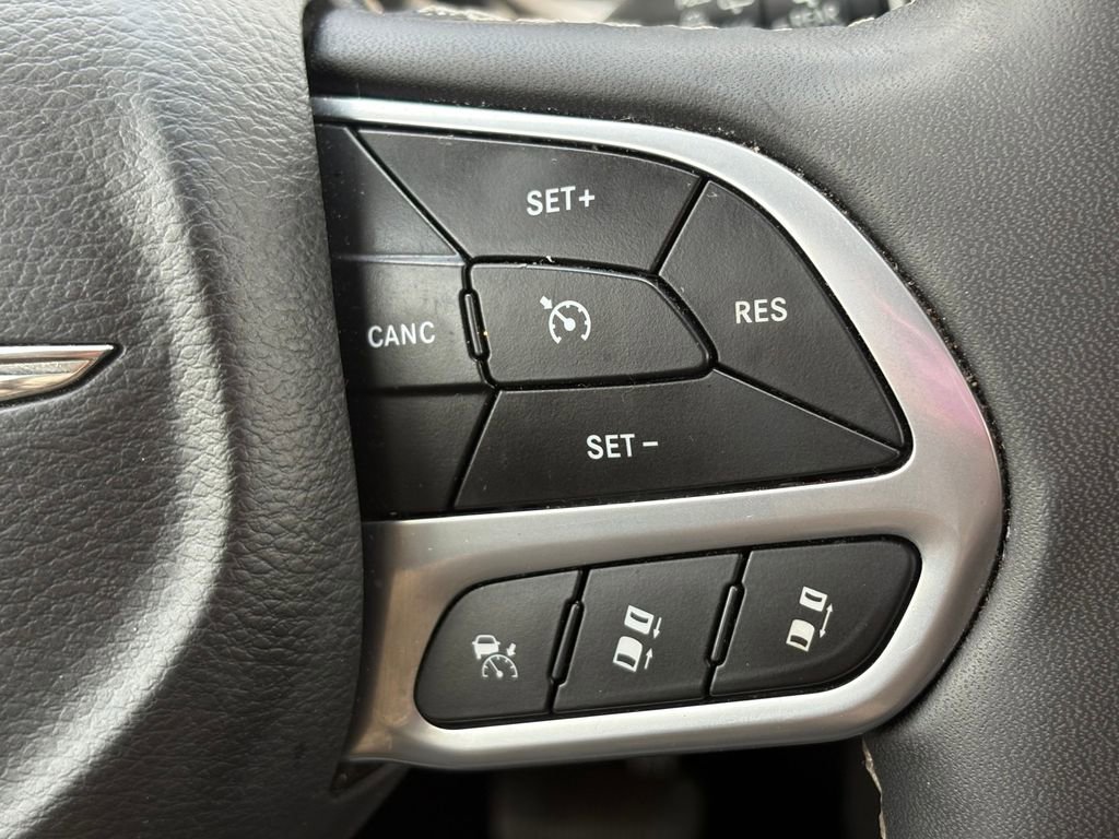 Used 2023 Chrysler Pacifica Touring-L FWD image 23
