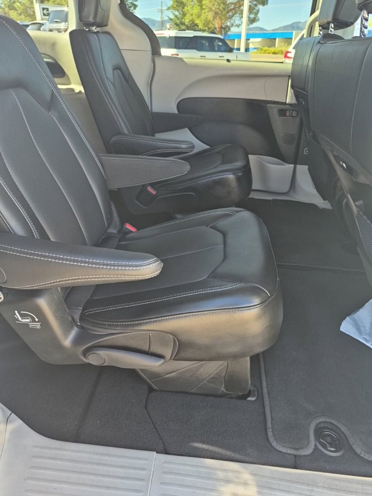 Certified 2024 Chrysler Pacifica Touring-L image 34