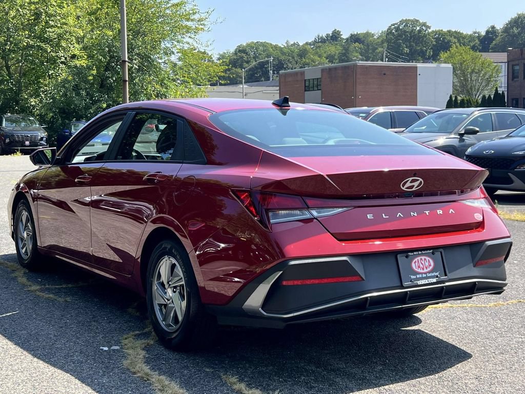 Used 2024 Hyundai Elantra SE FWD image 4