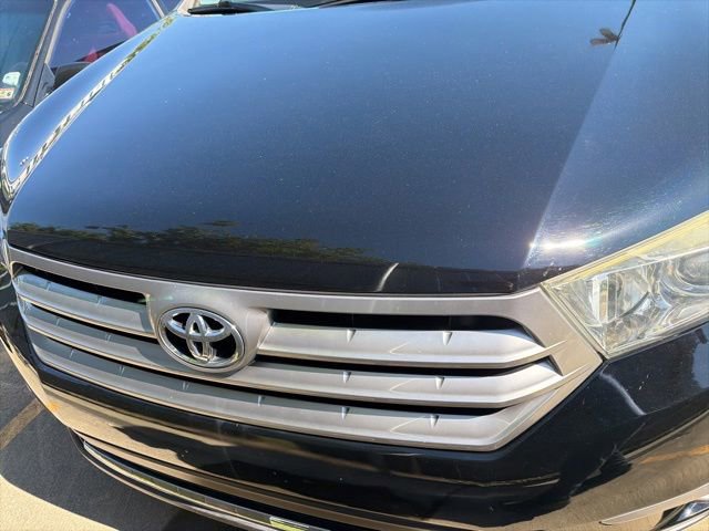 Used 2013 Toyota Highlander SE FWD image 2