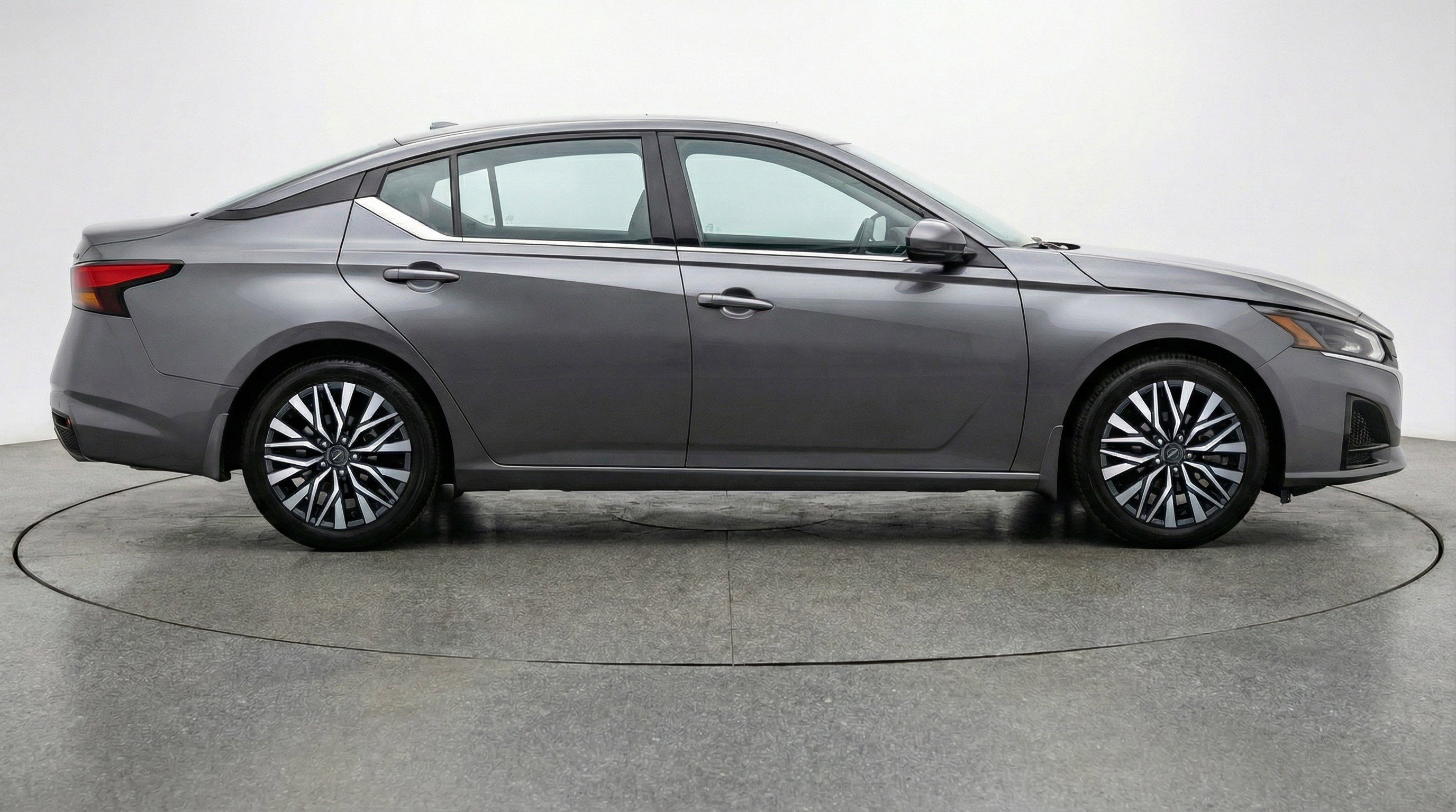 Used 2025 Nissan Altima 2.5 SV image 11