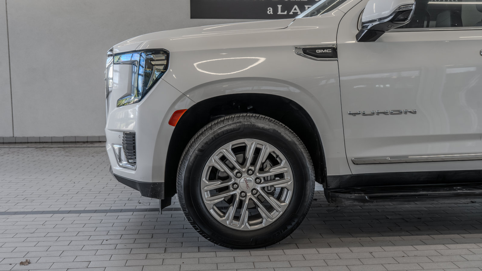 Used 2022 GMC Yukon SLT w/ SLT Premium Package AWD/4WD image 4