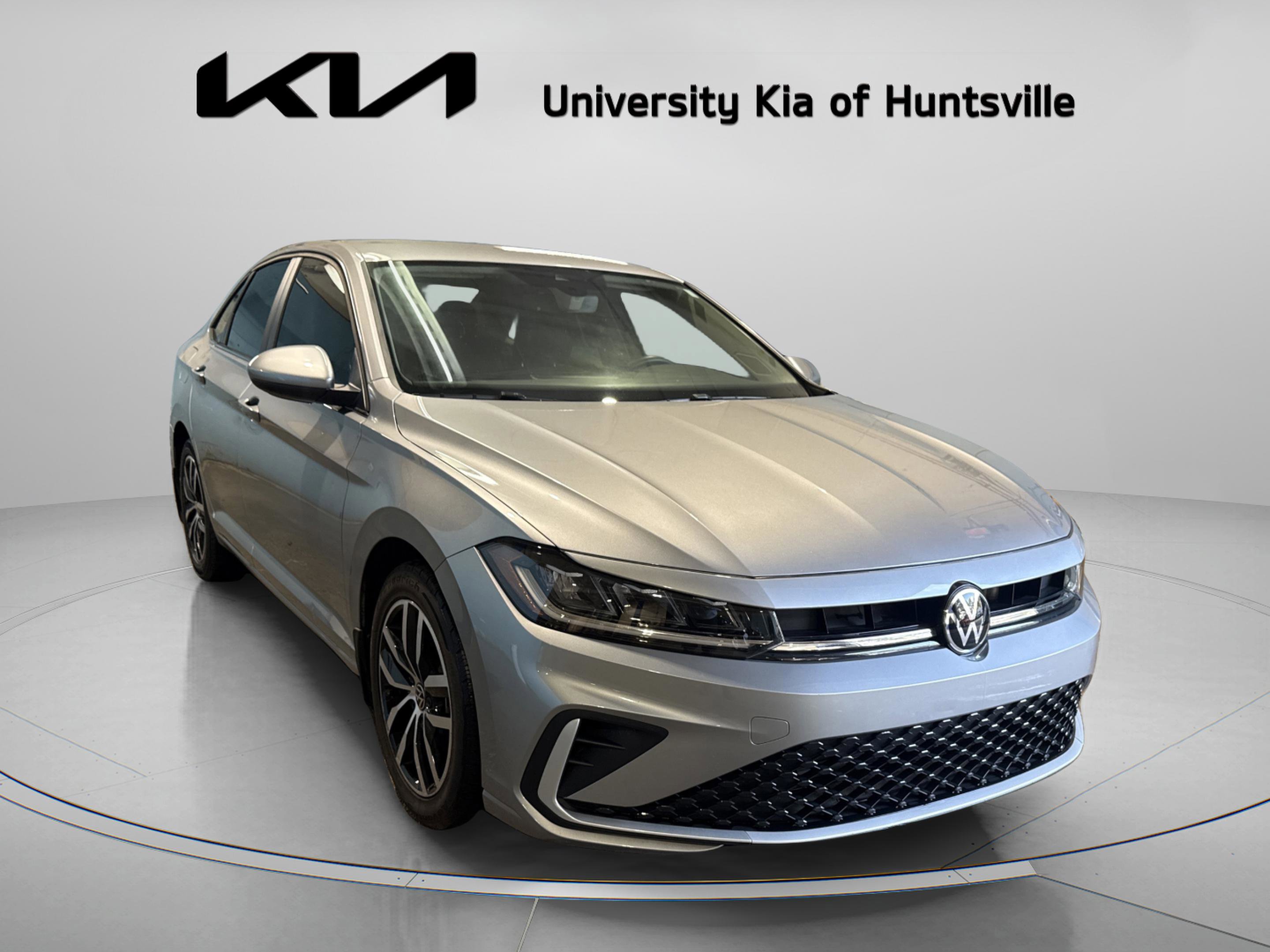 Used 2025 Volkswagen Jetta SE image 1