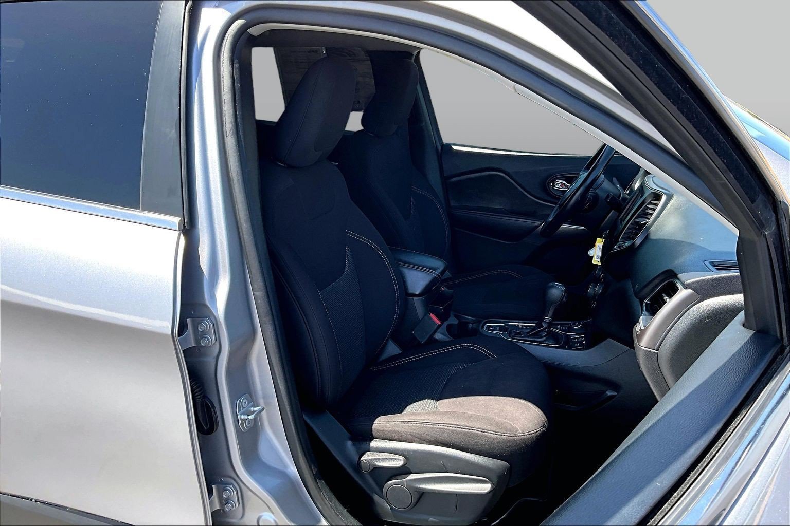 Used 2019 Jeep Cherokee Latitude w/ Cold Weather Group AWD/4WD image 7