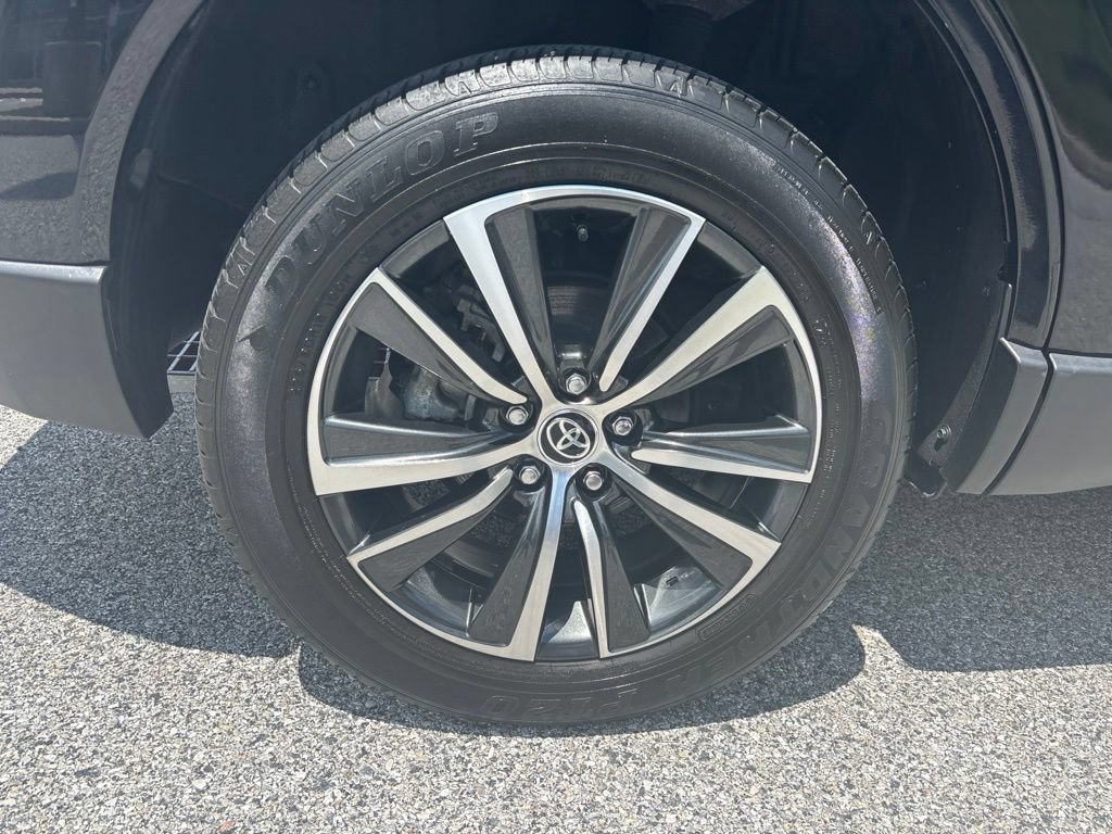 Used 2023 Toyota Venza LE AWD/4WD image 3