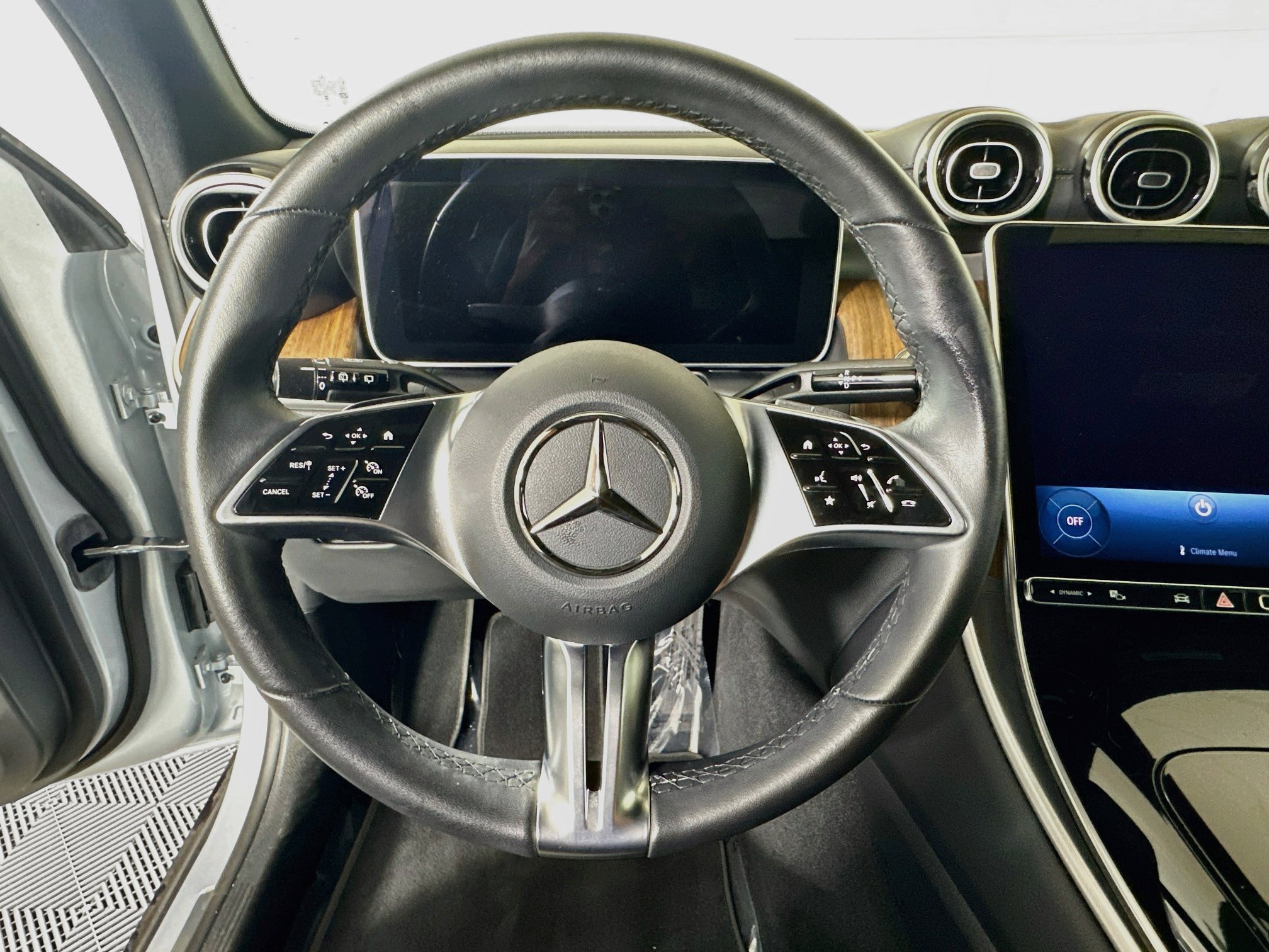Used 2025 Mercedes-Benz GLC 300 4MATIC image 15