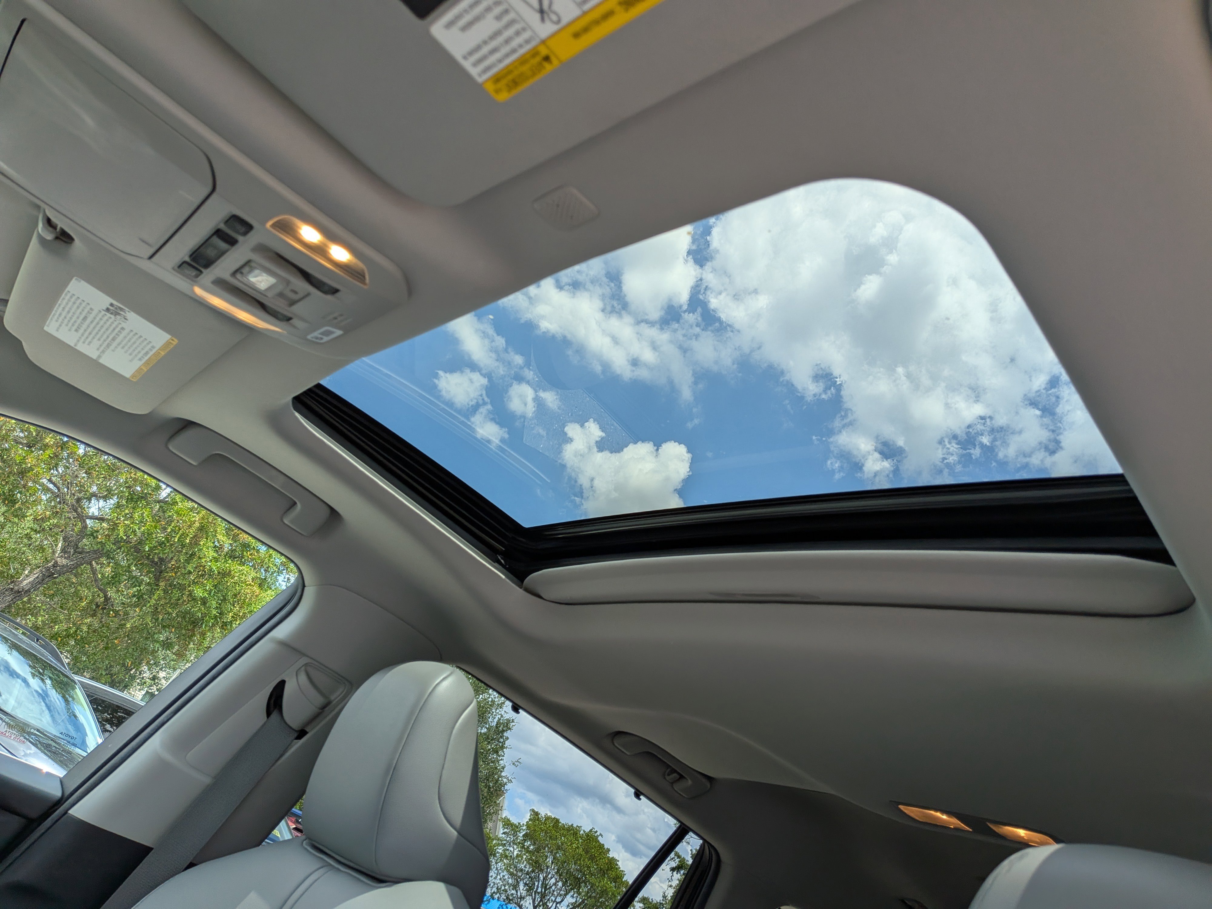Used 2020 Toyota Highlander XLE AWD/4WD image 24