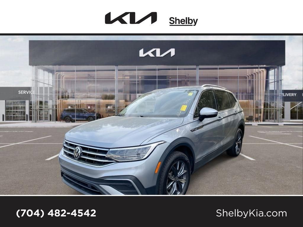 Used 2023 Volkswagen Tiguan SE image 1