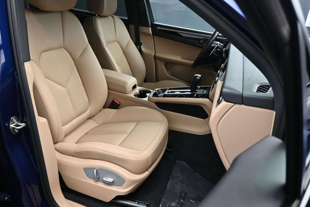 Certified 2023 Porsche Macan AWD/4WD image 11