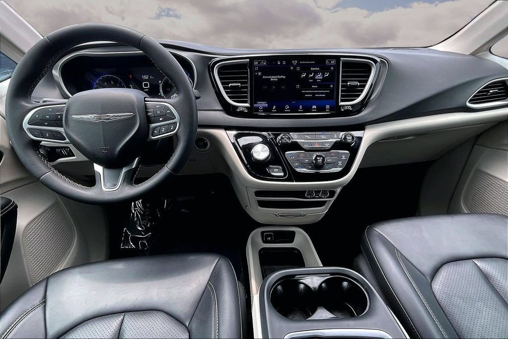 Used 2024 Chrysler Pacifica Touring-L FWD image 7