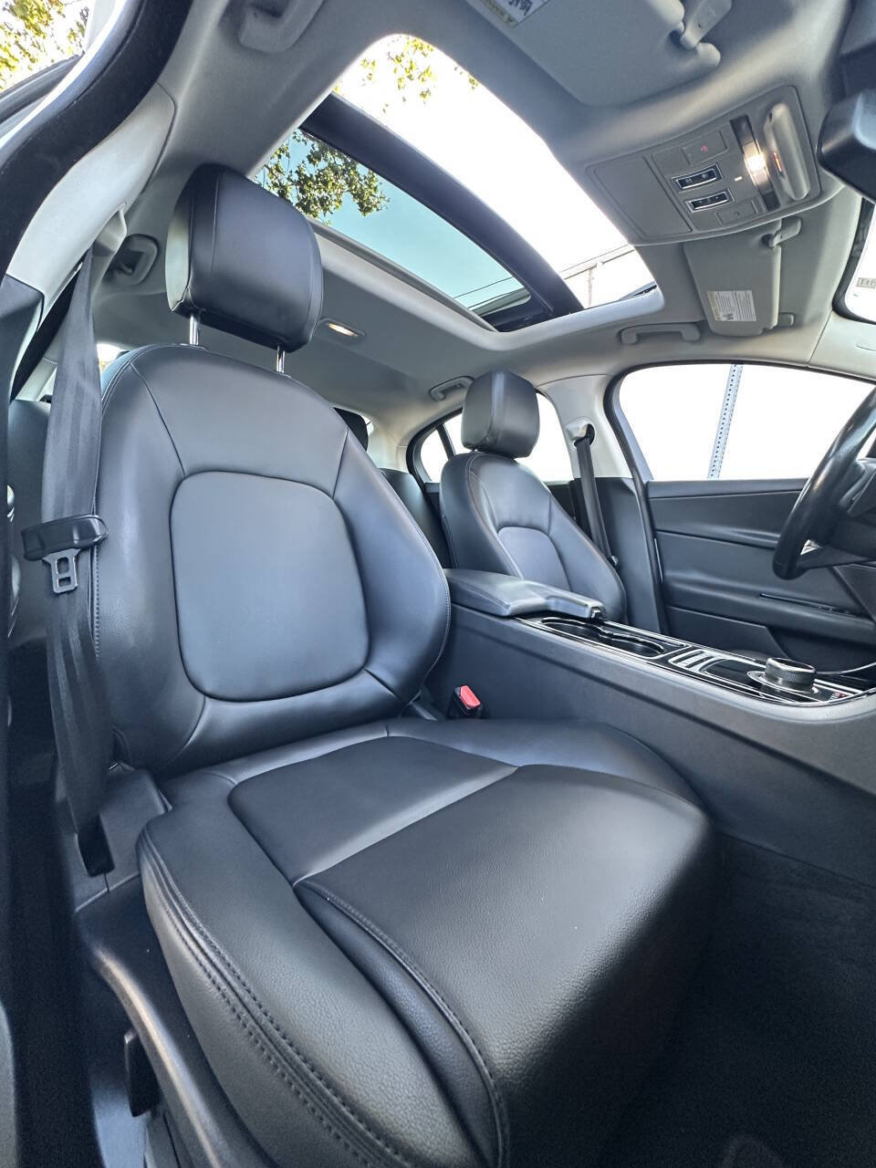 Used 2017 Jaguar XE Premium RWD image 11