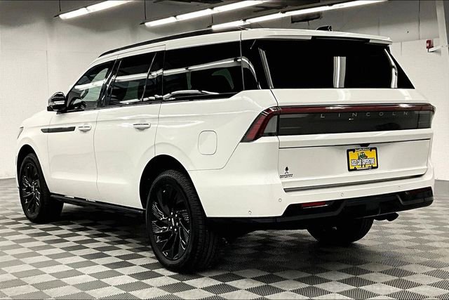 Used 2025 Lincoln Navigator Reserve w/ Jet Appearance Package AWD/4WD image 3