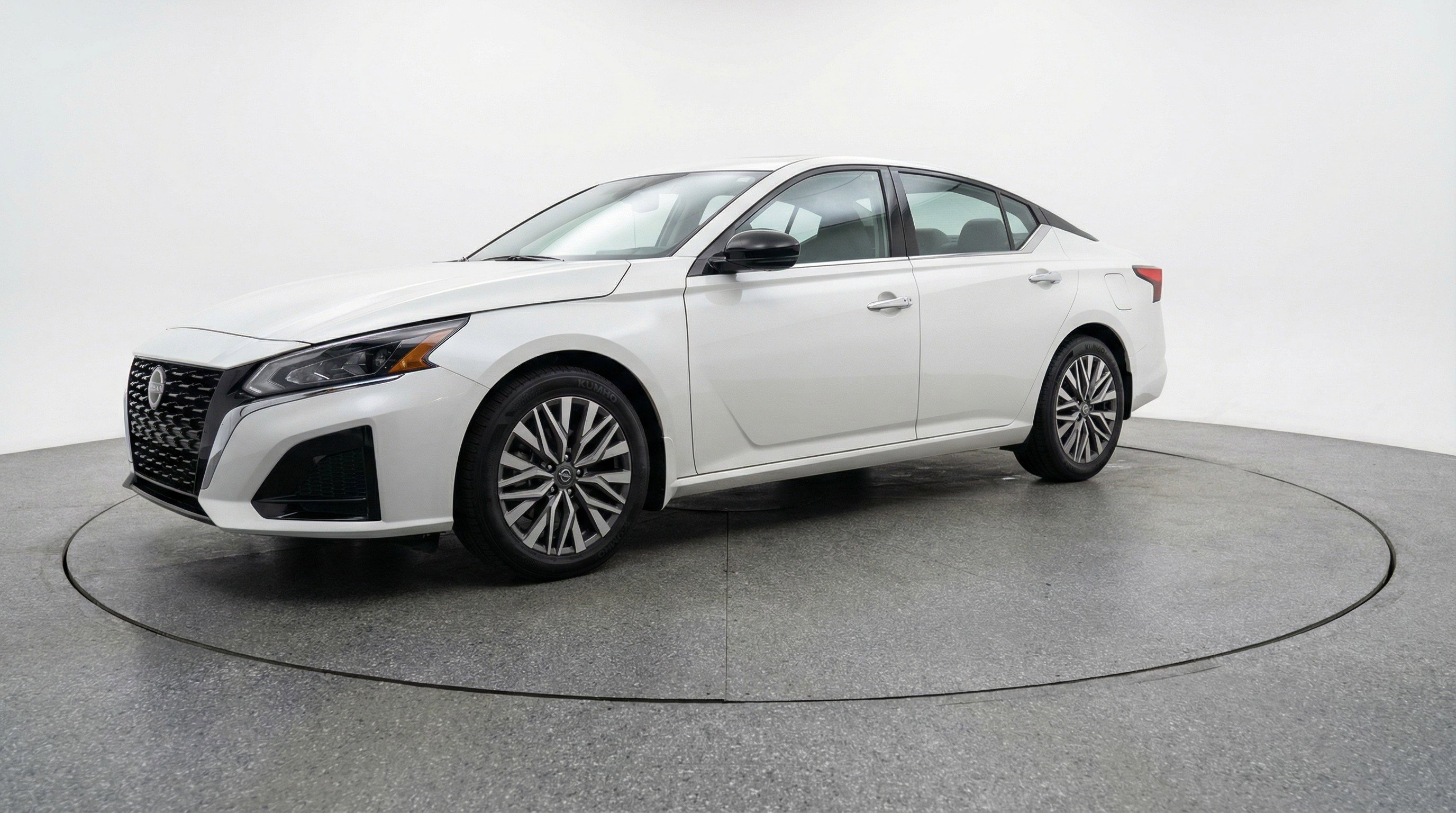 Used 2025 Nissan Altima 2.5 SV image 3