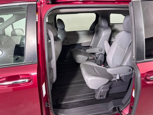 Used 2021 Toyota Sienna XLE image 17