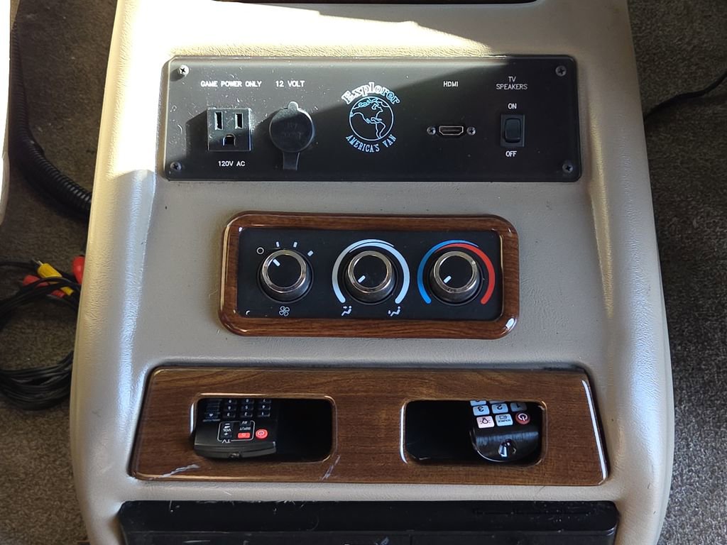 Used 2015 Chevrolet Express 2500 image 22