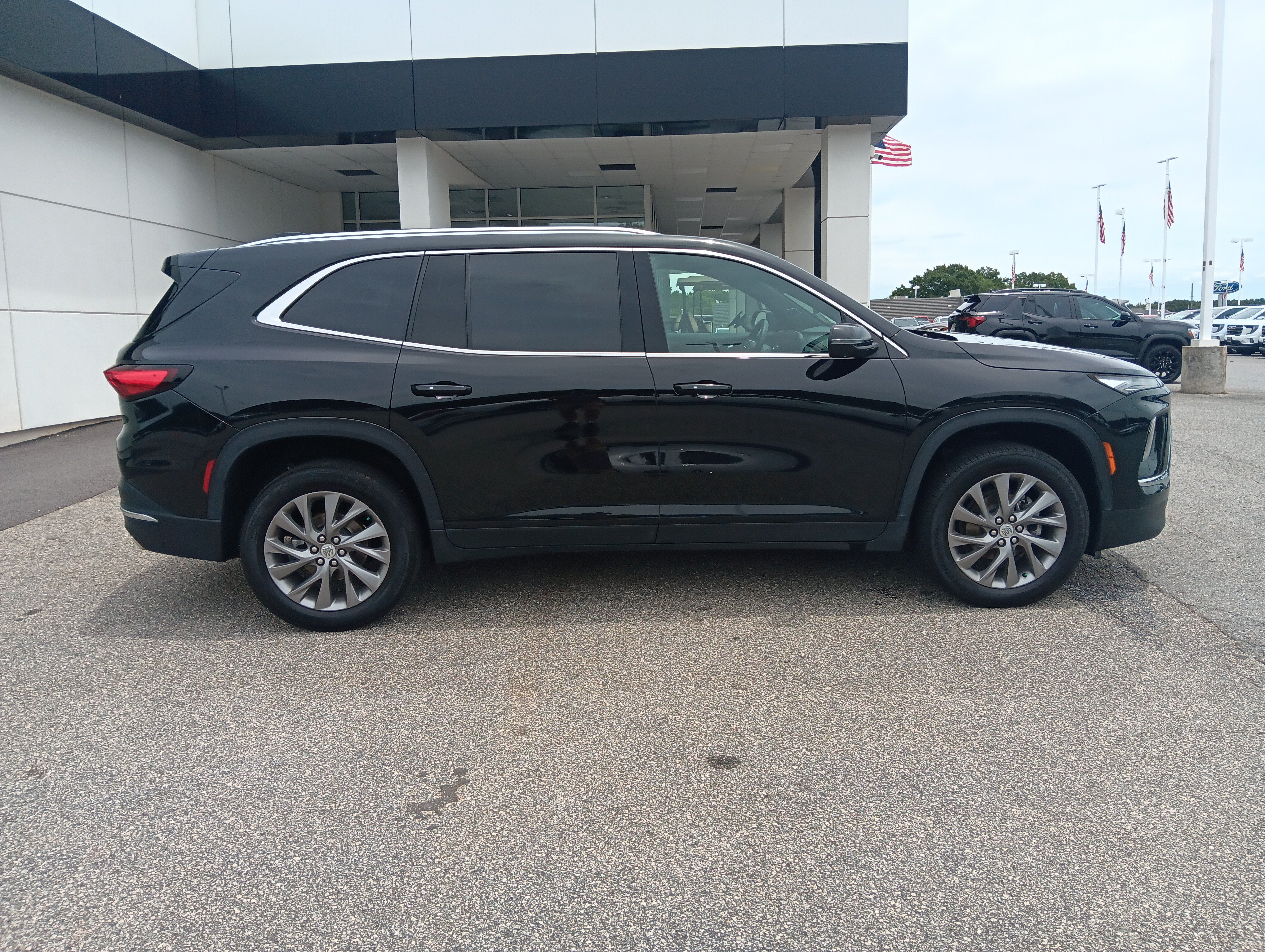 Used 2025 Buick Enclave Preferred AWD/4WD image 7