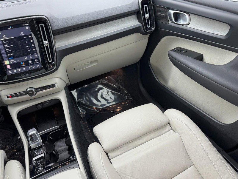 Certified 2023 Volvo XC40 B5 Ultimate w/ Protection Package Premier image 16