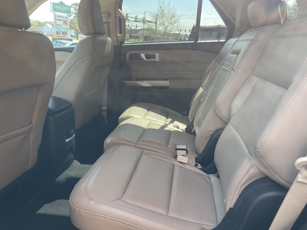 Used 2023 Ford Explorer XLT w/ Equipment Group 202A AWD/4WD image 15