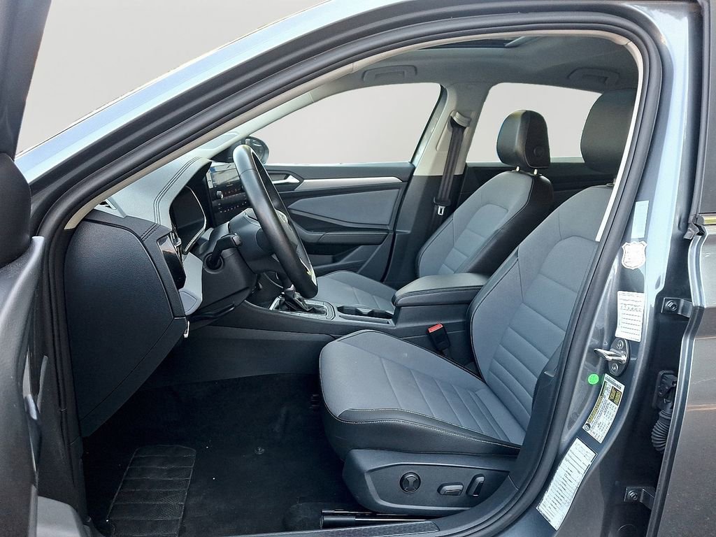 Used 2025 Volkswagen Jetta SE FWD image 14