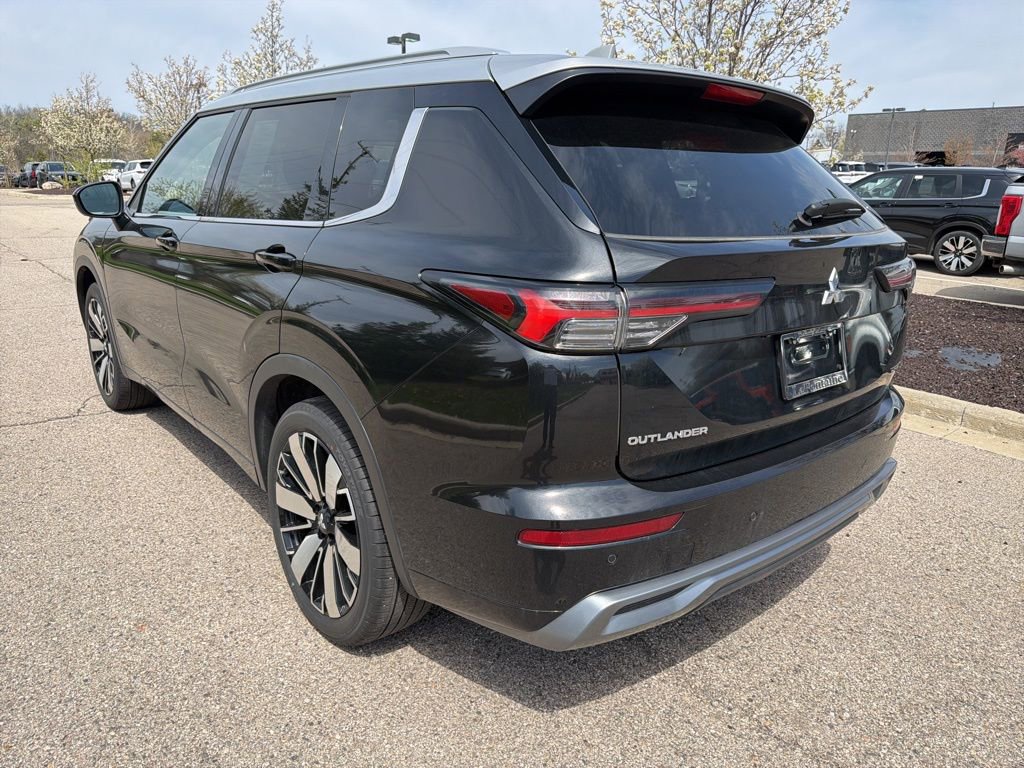 Used 2025 Mitsubishi Outlander AWD image 3