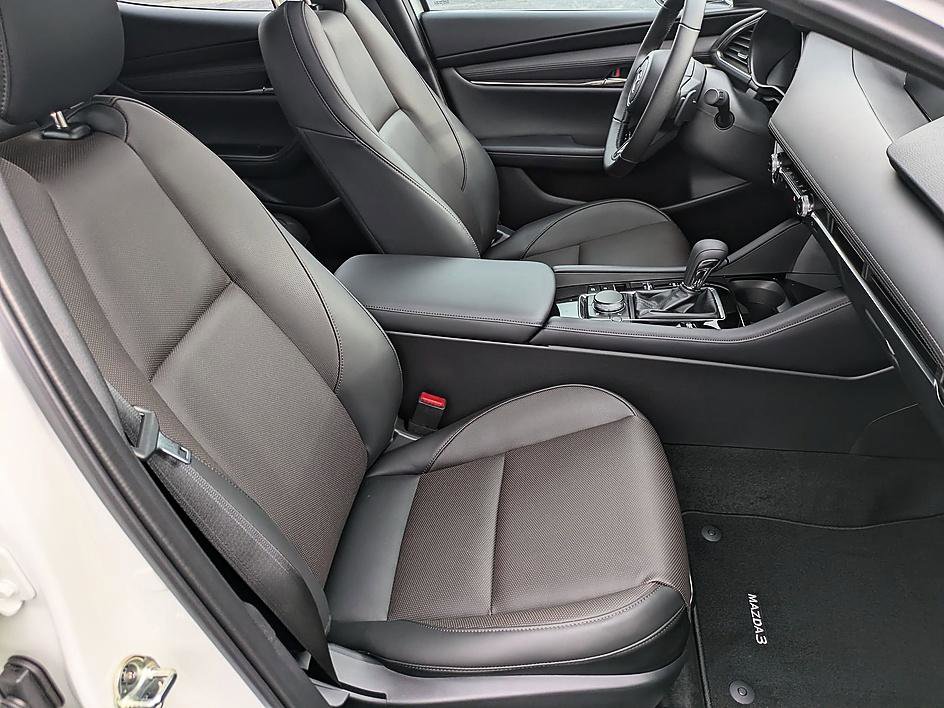 New 2026 MAZDA MAZDA3 Hatchback w/Premium Plus Pkg image 33