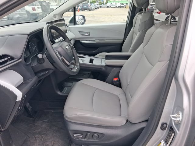 Used 2025 Toyota Sienna XLE w/ XLE Plus Package FWD image 11