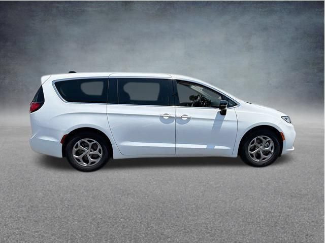 Used 2023 Chrysler Pacifica Touring-L FWD image 6