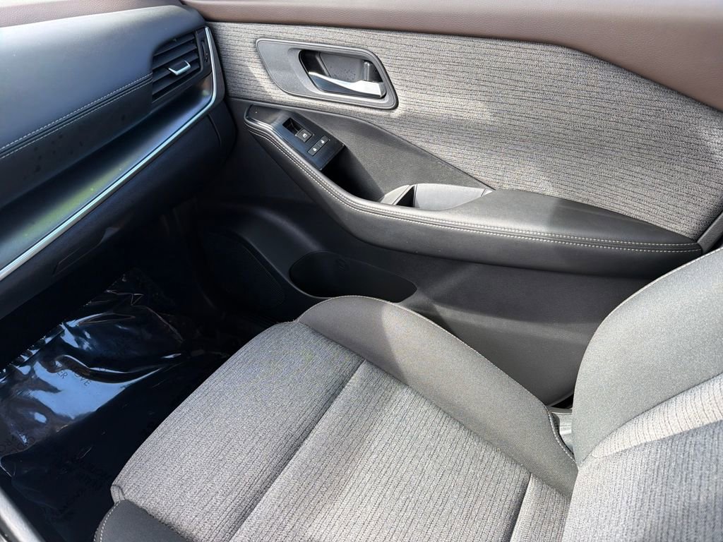 Used 2023 Nissan Rogue SV image 30