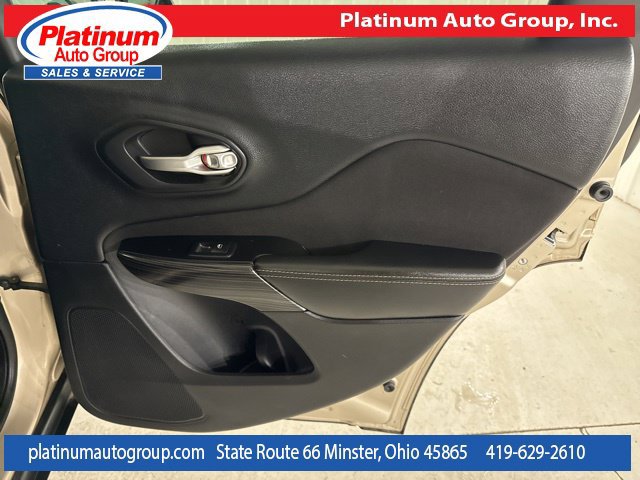 Used 2015 Jeep Cherokee Latitude w/ Comfort/Convenience Group AWD/4WD image 34