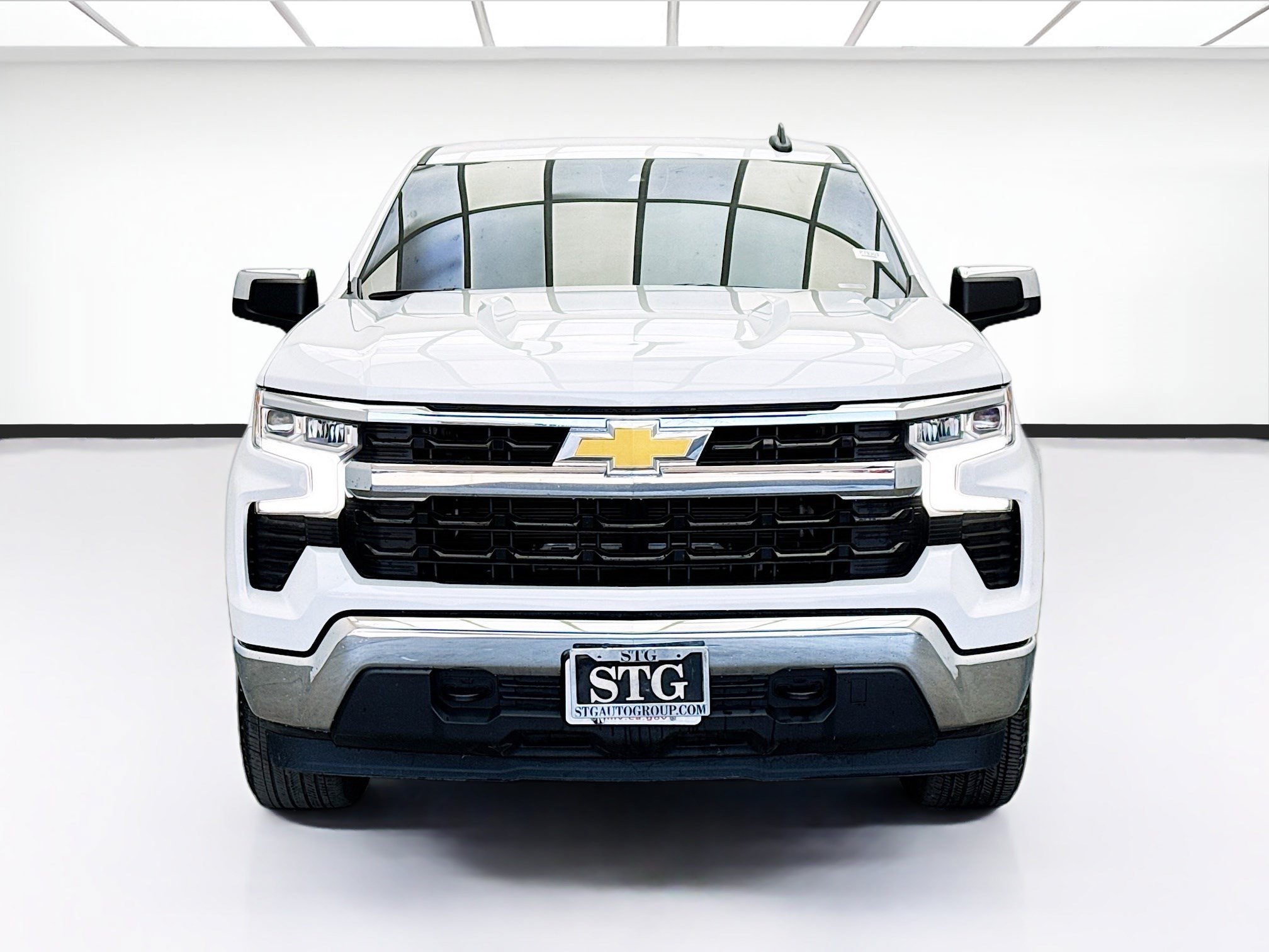 Used 2024 Chevrolet Silverado 1500 LT AWD/4WD image 2