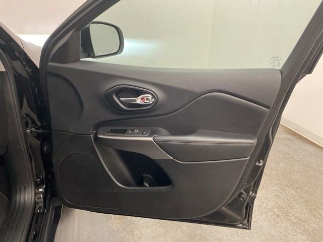 Used 2022 Jeep Cherokee Latitude Lux w/ Sun & Sound Group image 27