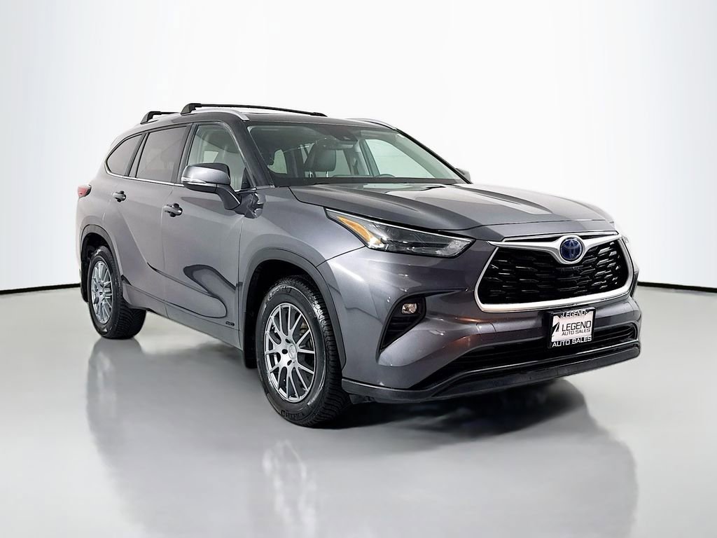 Used 2023 Toyota Highlander XLE AWD/4WD image 3