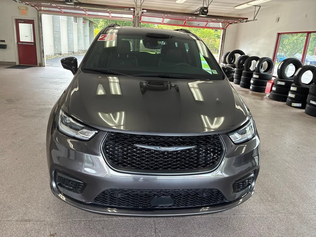 Used 2023 Chrysler Pacifica Limited w/ S Appearance Package FWD image 2