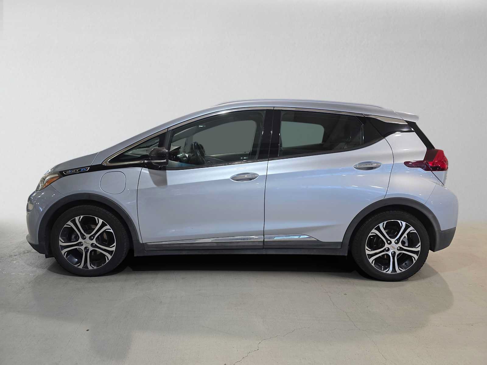 Used 2017 Chevrolet Bolt Premier w/ Driver Confidence II Package FWD image 6