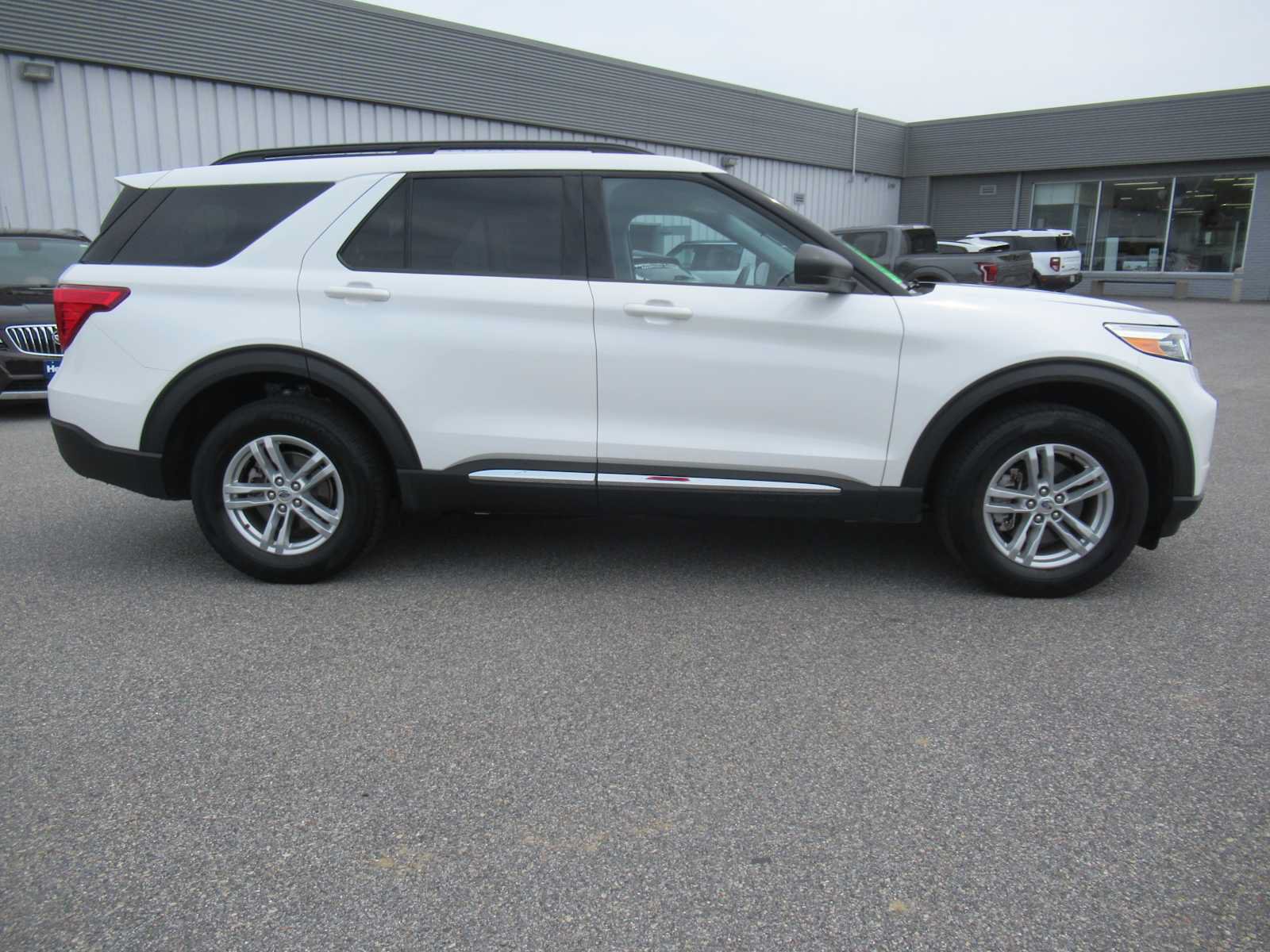Used 2024 Ford Explorer XLT w/ Equipment Group 202A AWD/4WD image 4