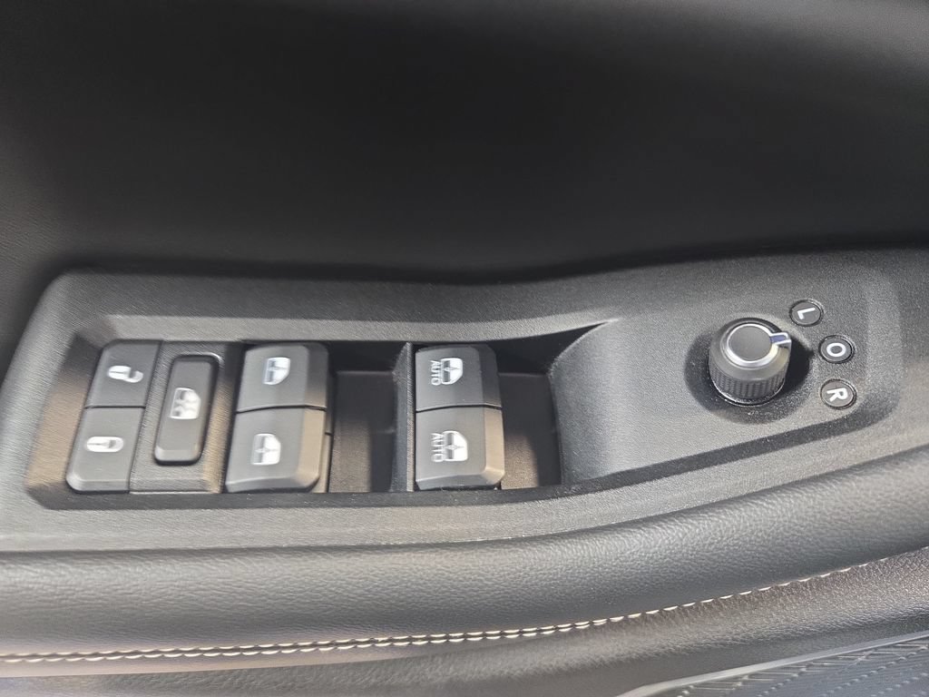 Used 2022 Jeep Grand Cherokee Laredo w/ Luxury Tech Group I AWD/4WD image 32