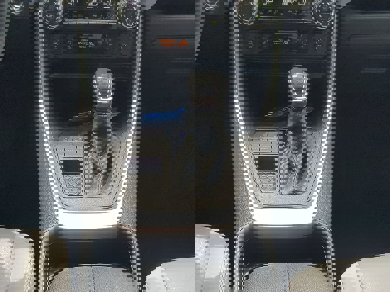 Used 2020 Toyota RAV4 XLE Premium image 16