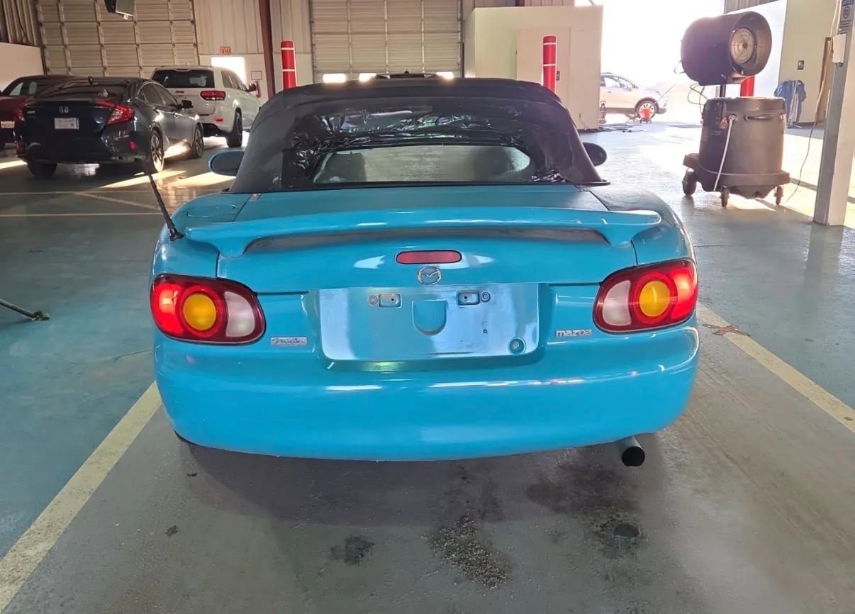 Used 1999 MAZDA MX-5 Miata RWD image 2