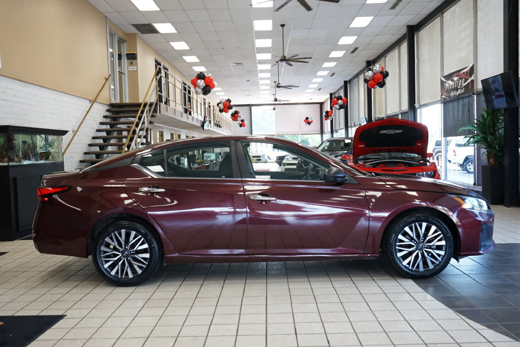 Used 2024 Nissan Altima 2.5 SV FWD image 16