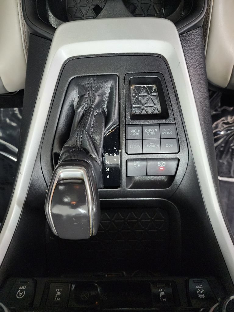Used 2020 Toyota RAV4 XLE Premium AWD/4WD image 21