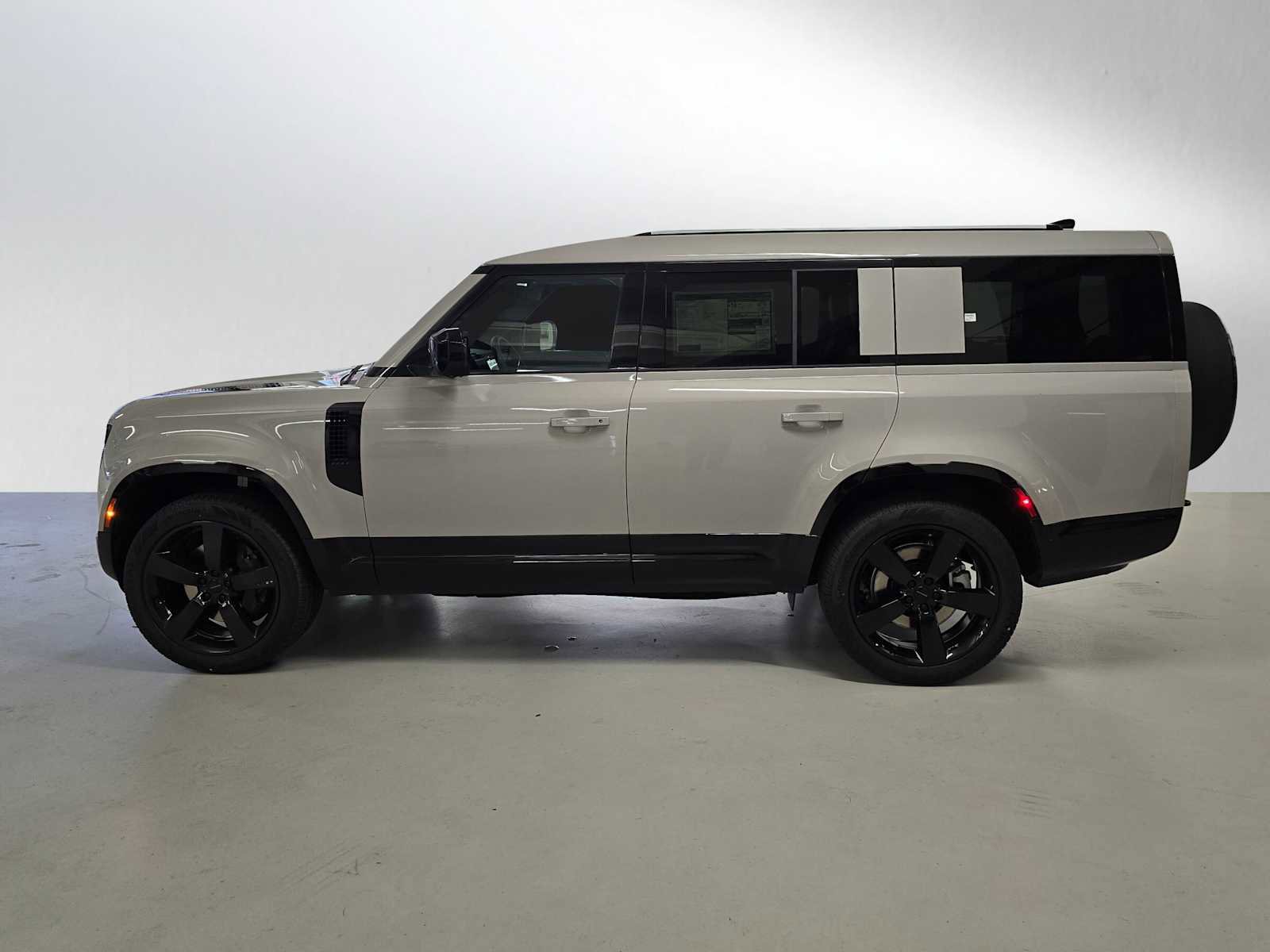 New 2026 Land Rover Defender 130 X-Dynamic SE image 2