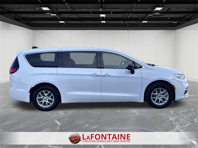 Used 2025 Chrysler Pacifica Select image 6
