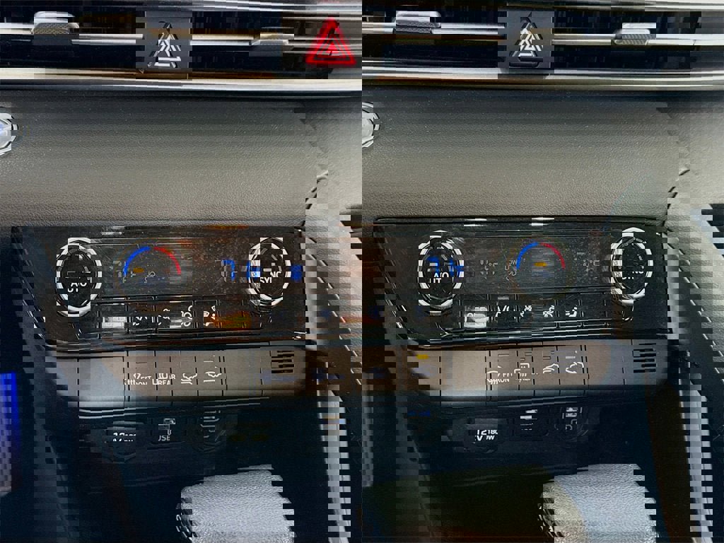 Used 2023 Hyundai Elantra SEL w/ Preferred Accessory Package image 9