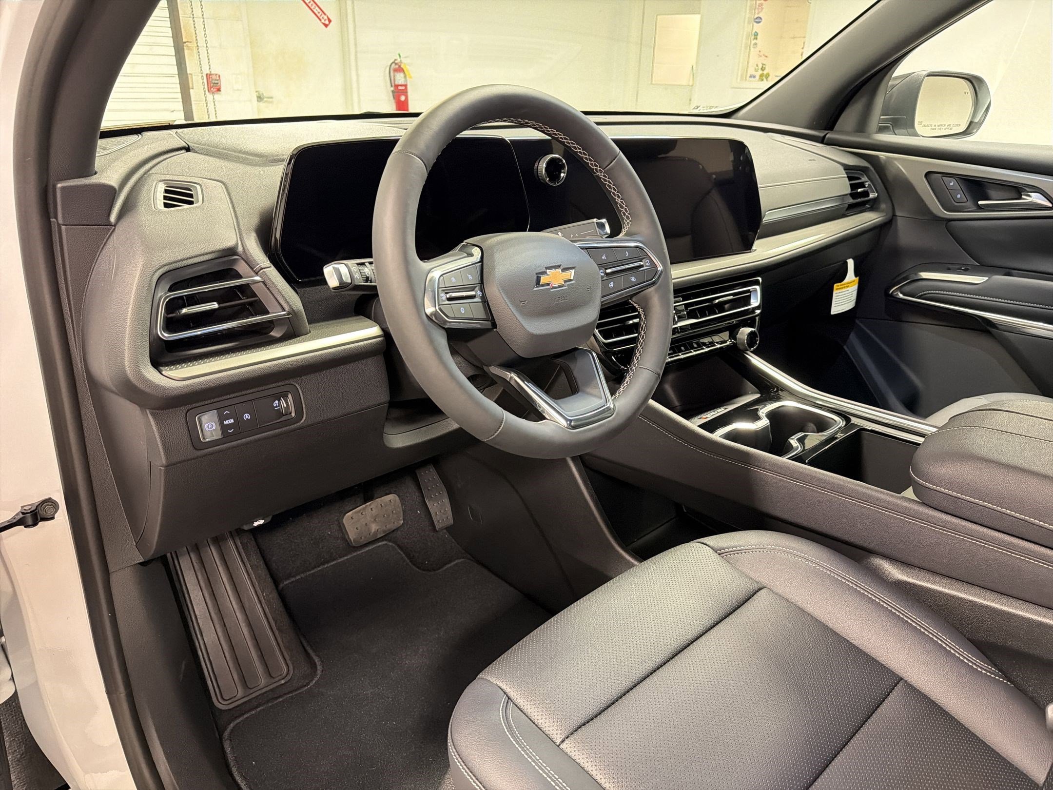 New 2026 Chevrolet Traverse LT image 3